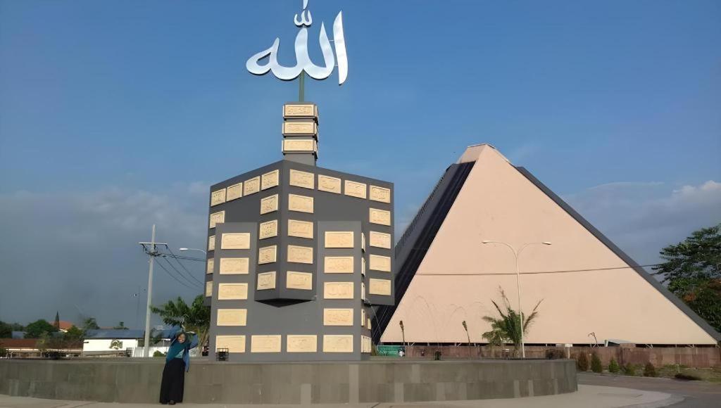 فندق ومطعم يوسرو Jombang المظهر الخارجي الصورة