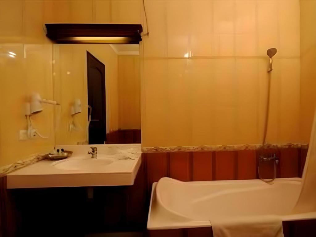 فندق ومطعم يوسرو Jombang المظهر الخارجي الصورة